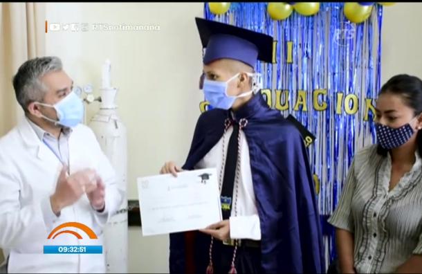 Un joven logra graduarse de bachiller a pesar de tener cáncer